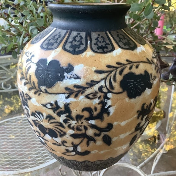 Vintage 1980’s Black Tan Chinese Hand Painted Chinoiserie Porcelain Vase - Picture 4 of 8